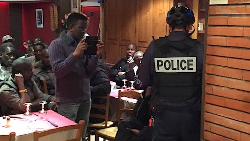 Polisen kommer en halvtimme efter att de papperslösa ockuperat restaurangen. Foto: Erik Larsson 