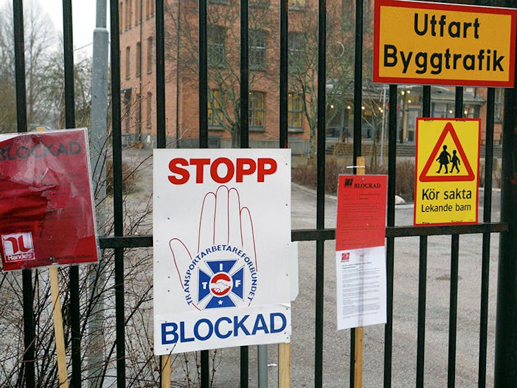 Blockaden i Vaxholm 2005, som ledde till lex Laval. Om kommitténs förslag blir verklighet skulle fackets strid för utstationerade arbetares villkor vara helt i sin ordning. Foto: bertil ericson