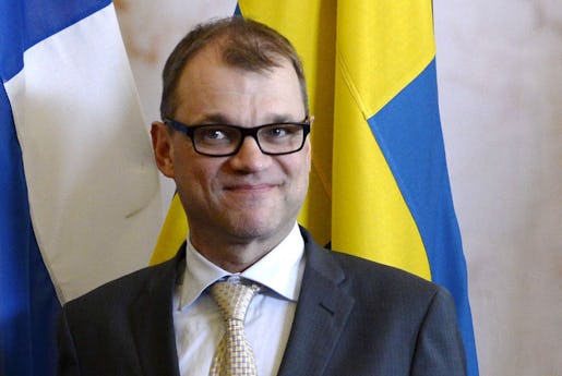 STOCKHOLM 20150608 Finlands statsminister Juha Sipil‰ anl‰nder till bilaterala samtal pÂ Rosenbad under mÂndagskv‰llen. Foto: Jessica Gow / TT / Kod 10070