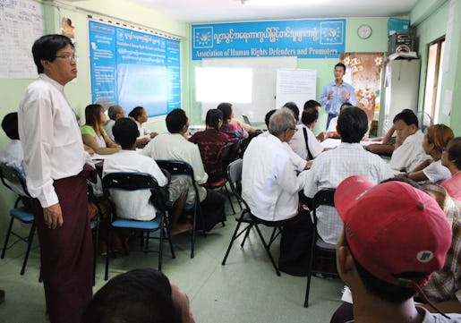 Yangon 2015-10-21 Olika deltagare i undervisningen. Tr‰ning fˆr frivilliga valobservatˆrer som ska kontrollera rˆstningsfˆrfarandet i den lokala vallokalen i stadsdelen Kyee Myin Daing sˆndagen den 8 november. Foto: Anna Karolina Eriksson / TT / kod 10510