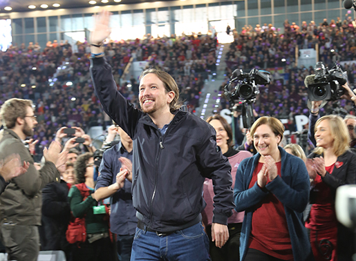 Pablo Iglesias möts av jubel från Podemosanhängarna i Madrid. På bara ett år har partiet mobiliserat stöd från en femtedel av väljarna. Foto: Estrella de la Reguera