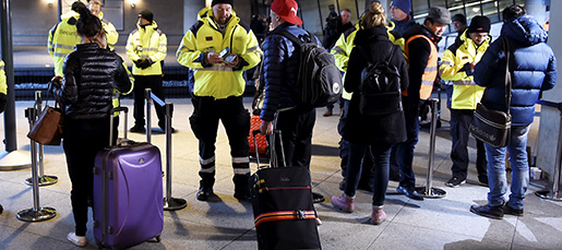 K÷PENHAMN 20160104 ID-kontroll vid tÂgstationen pÂ Kastrups flygplats. Totalt har 150 vakter satts i arbete fˆr att utfˆra kontrollerna pÂ flygplatsen - men alla arbetar inte samtidigt.  Foto: Bjˆrn Lindgren / TT kod 9204