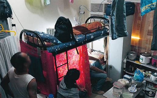 Trångt. I ett litet rum bor sex gästarbetare. De jobbar minst tio timmar om dagen, sex dagar i veckan. Foto: Erik Larsson