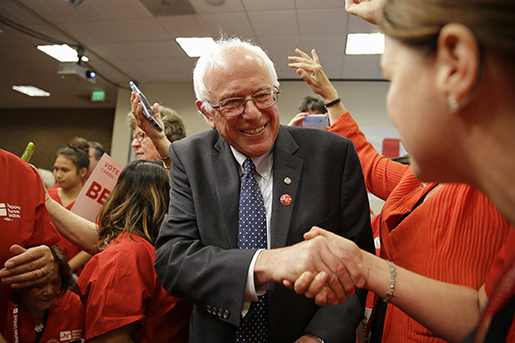 Bernie Sanders vid ett valmöte i Washington förra året tillsammans med fackligt organiserade sjuksköterskor i "Nurses for Bernie". Foto: AP Photo/Jacquelyn Martin
