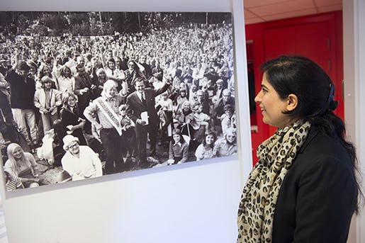 Då Malaia Joya besökte Palmecentrets lokaler i Stockholm fastnade hon framför en bild tagen av fotografen Stig-Göran Nilsson som 1982 följde Olof Palme under valrörelsen. Bilden hon tittar på föreställer Olof Palme i en folksamling. Foto: Henrik Montgomery/TT
