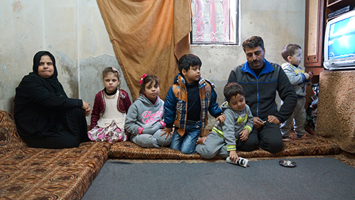 I Damaskus hade familjen Saleh en liten affär. Men i Jordanien får de inte arbeta och är hänvisade till att klara sig med ett mycket litet bidrag från Röda Korset. Mamma Khadra, Malak, 8 år, Riham, 10, Mohammad, 7, Ahmad, 4, pappa Ali och Malek, 3, bor i en liten källarlokal. Foto: Erik Larsson