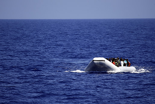 A gummibåt med migranter utanför Libyens kust i juni 2015. Foto: AP /Gregorio Borgia