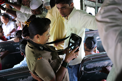Aruna Patil har varit busskonduktör sedan 2008. 