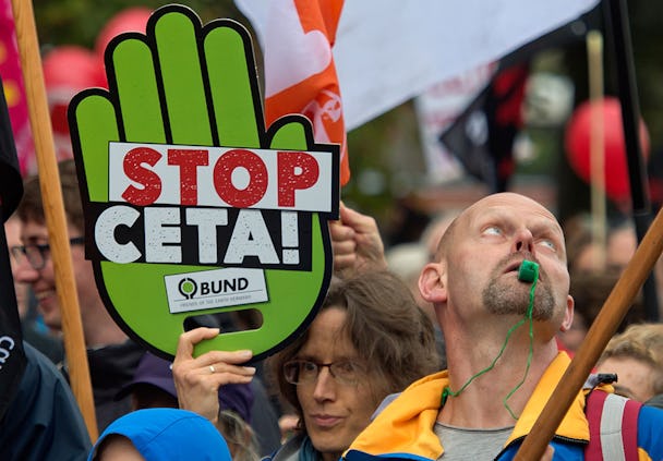 Protester mot handelsavtalet Ceta i Tyskland i mitten av september. Foto: Jens Meyer/AP