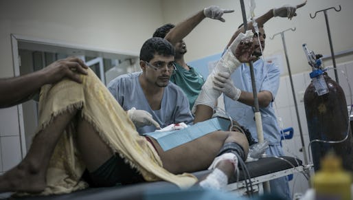 Patienter som har drabbats av kriget vårdas på Läkare utan gränsers sjukhus i Aden i Jemen. Foto: Guillaume Binet