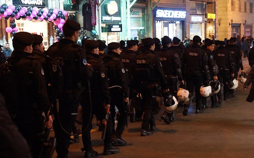 Den 25 november manifesterar tusentals kvinnor i Istanbul mot mäns våld mot kvinnor. Demonstrationer är förbjudna och det hela kallas därför ”presskonferens”. Ett stort antal poliser slår en järnring runt kvinnorna i Istanbul, men ingen blir gripen.  Foto: Erik Larsson