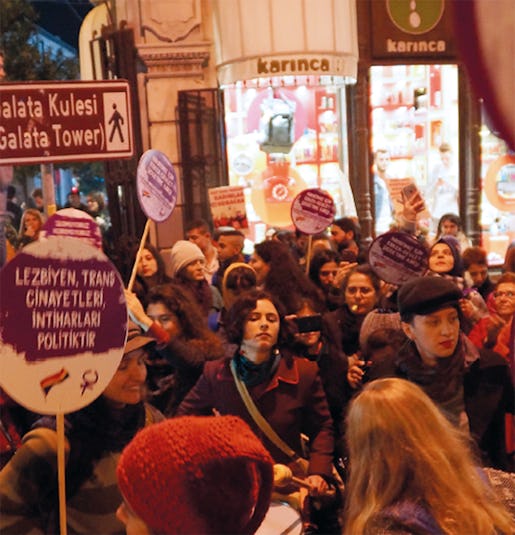 Den 25 november manifesterar tusentals kvinnor i Istanbul mot mäns våld mot kvinnor. Demonstrationer är förbjudna och det hela kallas därför ”presskonferens”. Ett stort antal poliser slår en järnring runt kvinnorna i Istanbul, men ingen blir gripen.  Foto: Erik Larsson