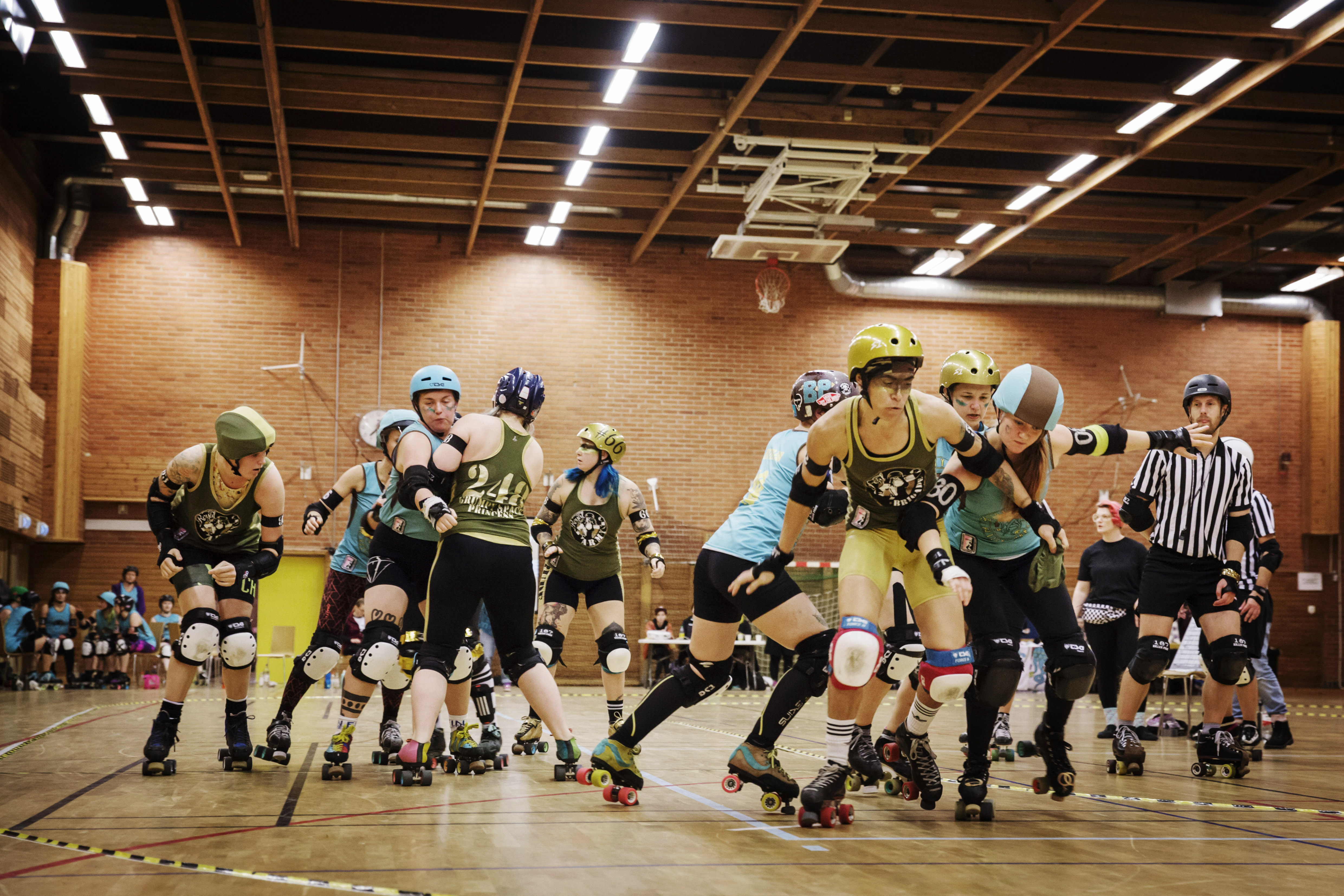 Rollerderby En ny rörelse i rullning bild