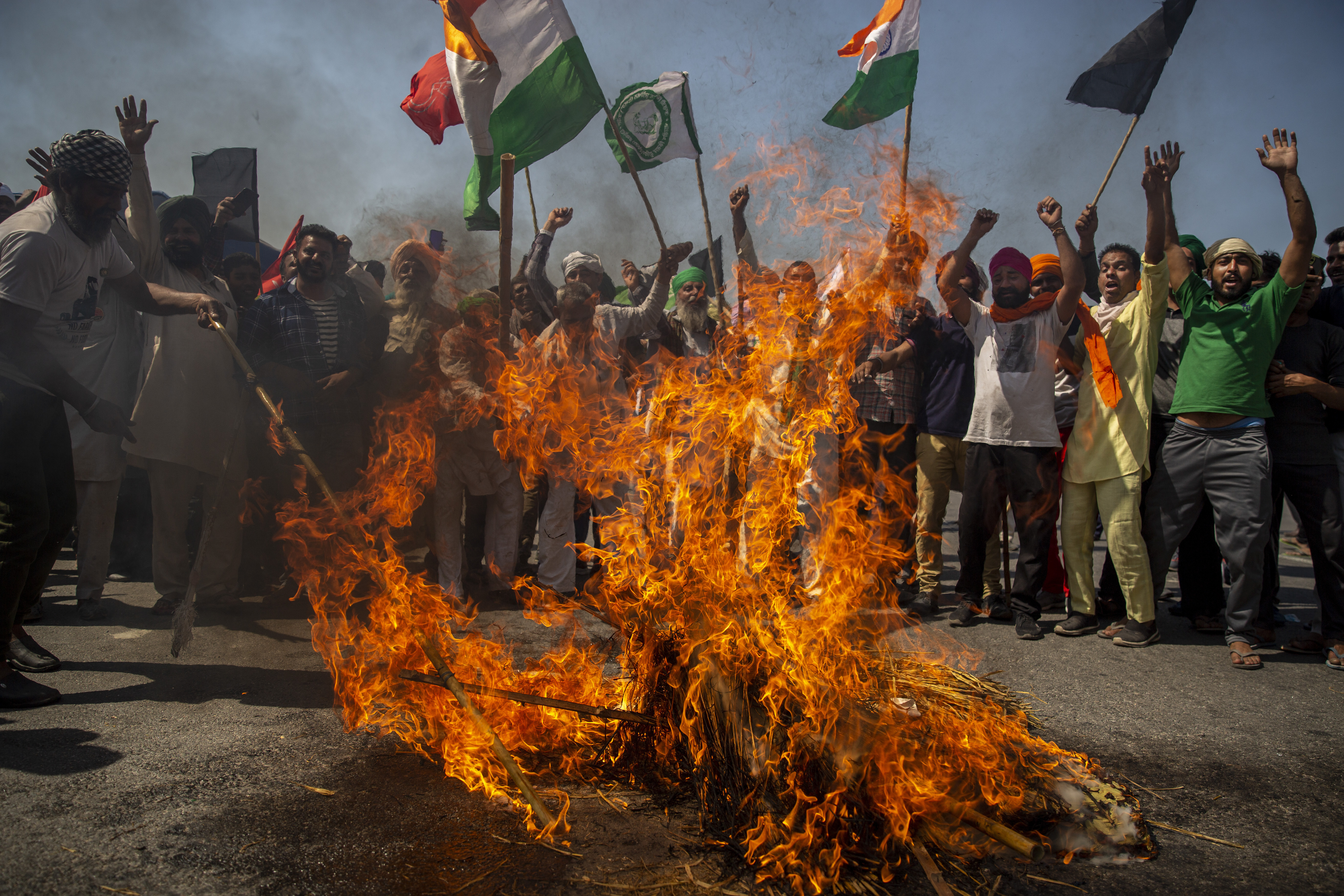 Indiska fack eldar upp lagförslag Foto