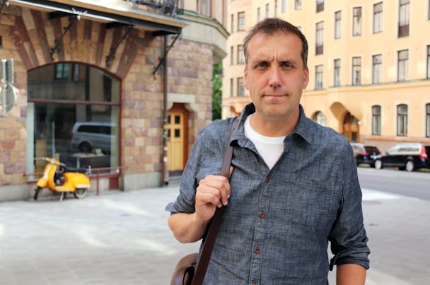 Oscar Ernerot iklädd jeansskjorta står vid Norra Bantorget i Stockholm.
