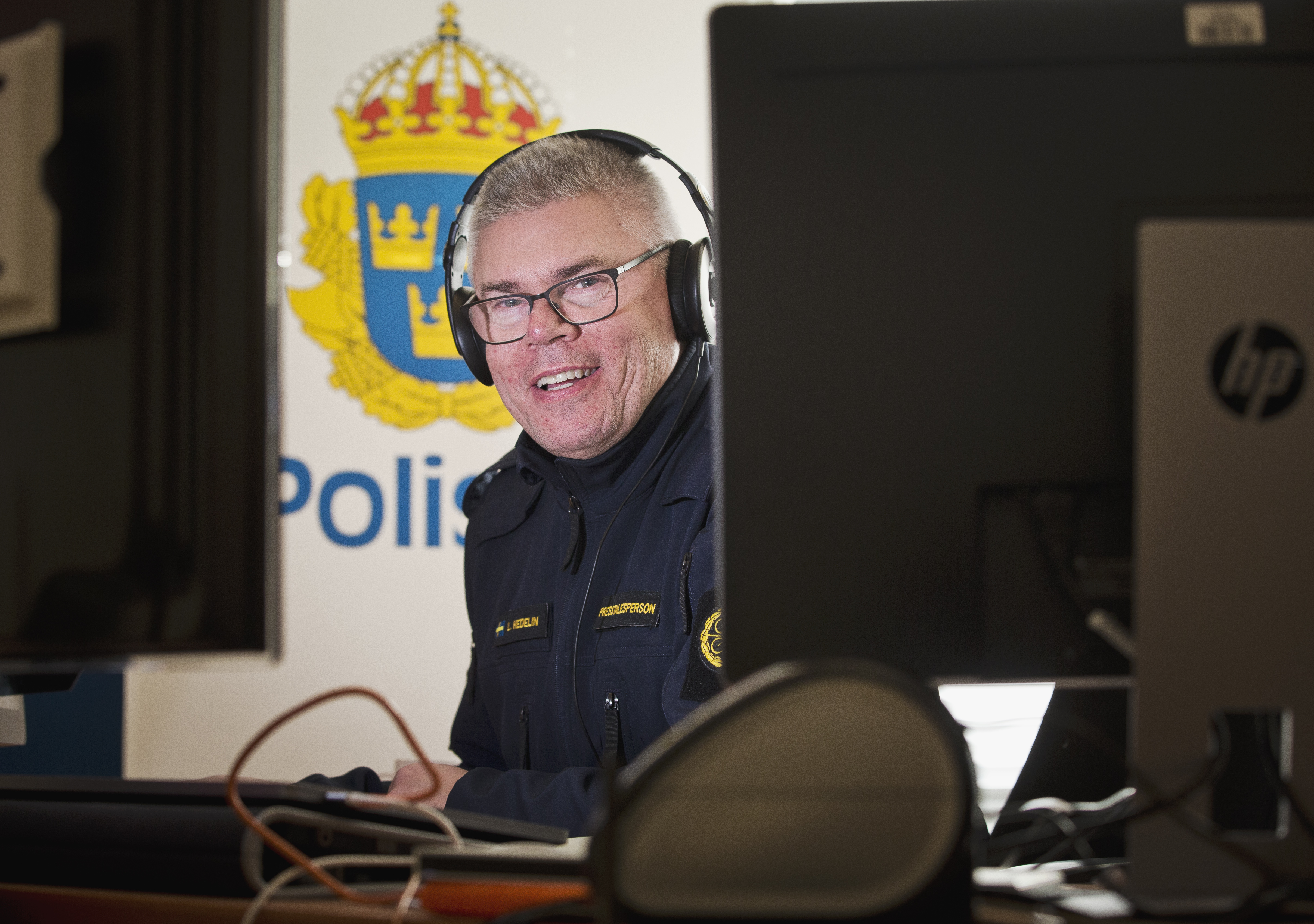 Lars Hedelin fixar Polisens julhälsning – hård press efter viralt klipp med Basshunter bild bild