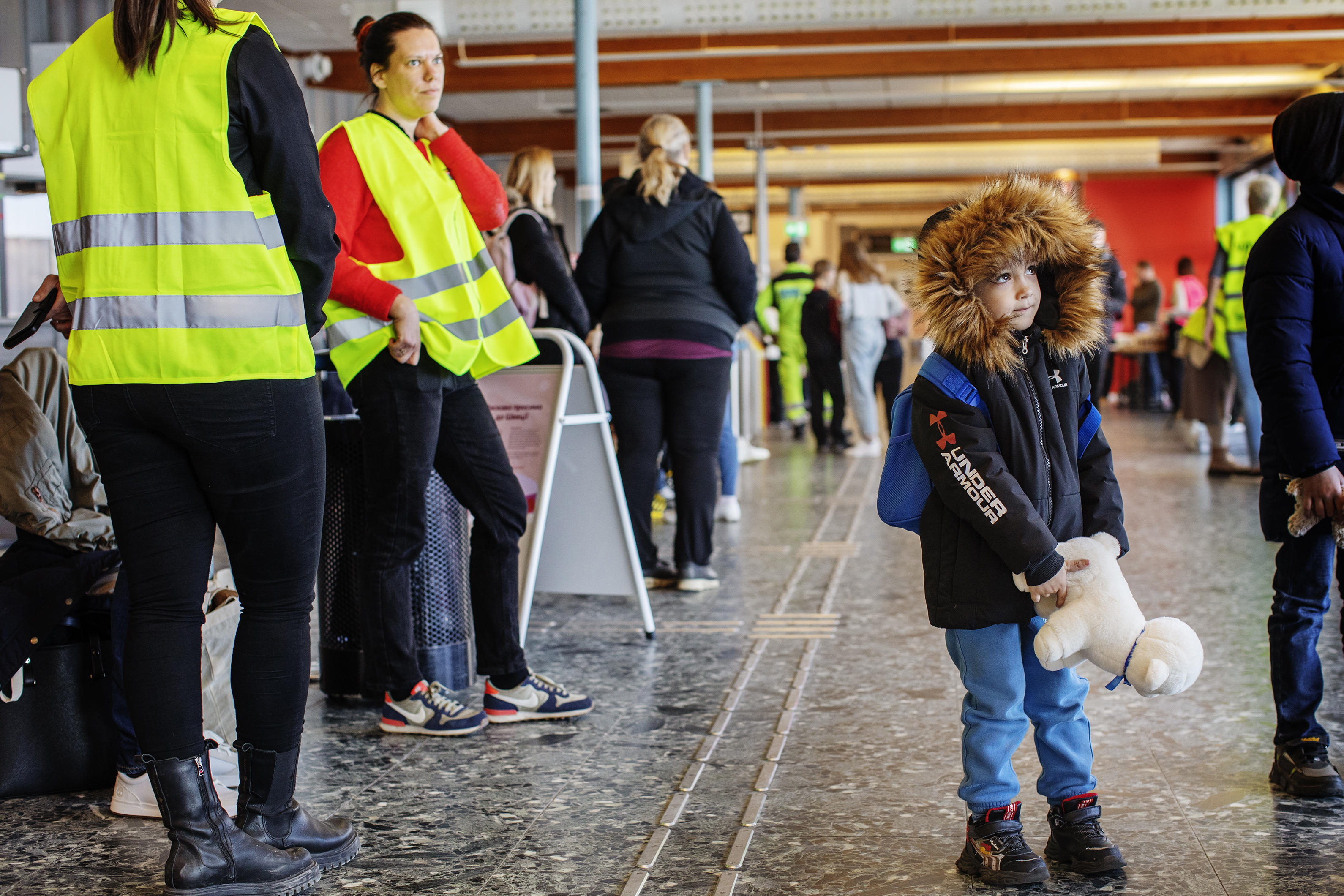 Kommuner laddar för att ta emot flyktingar – 5-årige Timosha Kim kom till Nynäshamn