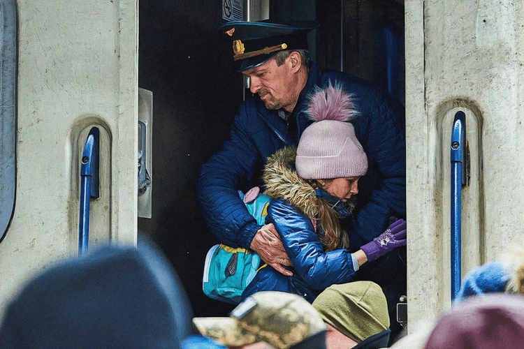 En tågvärd hjälper en flyktingflicka ombord. på ett tåg