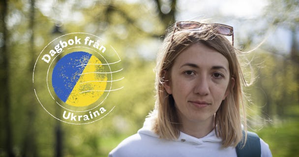 En blond kvinna, fotograferad i närbild i en park, hon tittar mot kameran. Till vänster i bilden finns en grafisk logotyp med texten "Dagbok från Ukraina".
