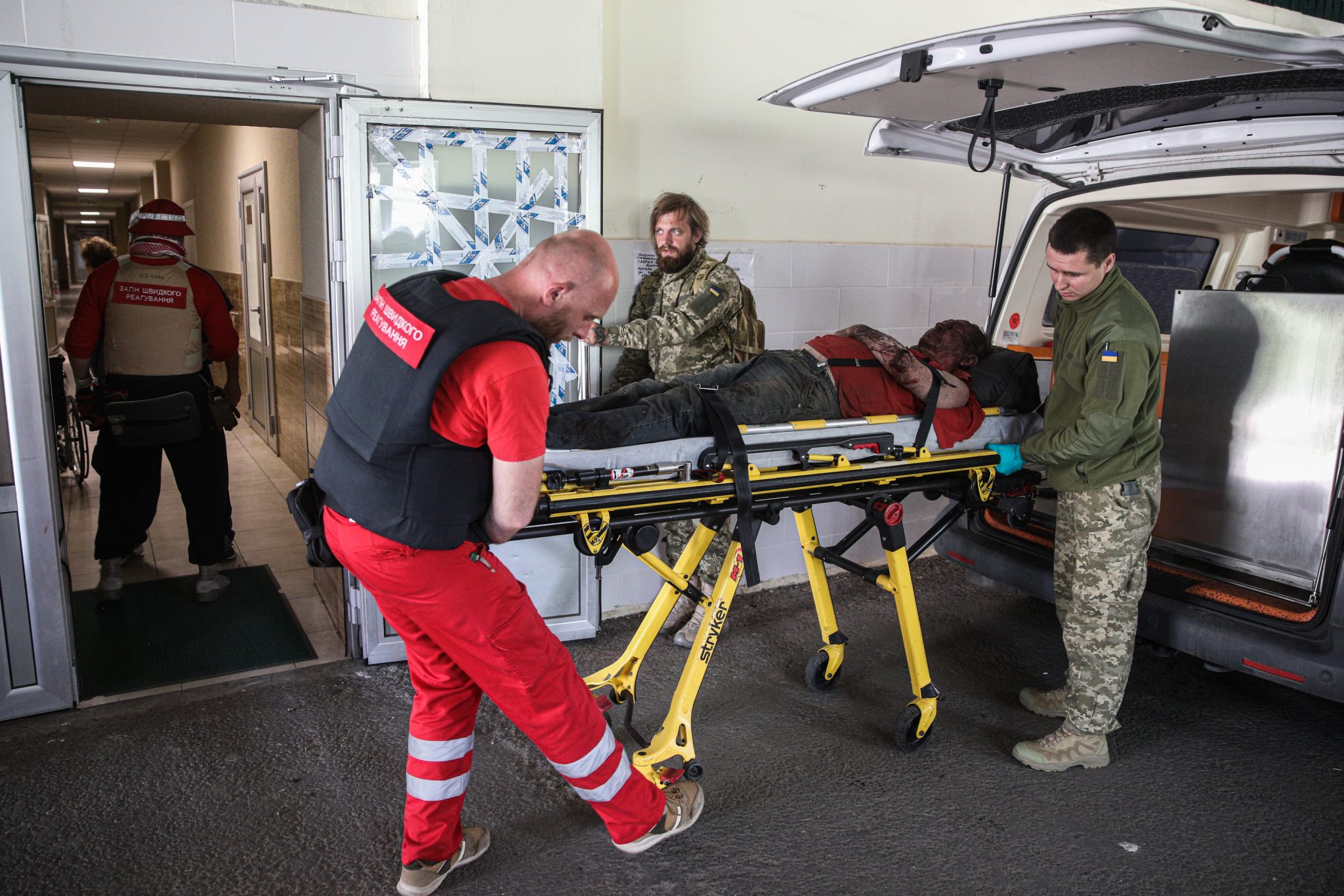 Ingen vila för Ukrainas vårdpersonal ”Har inte tid att känna efter”