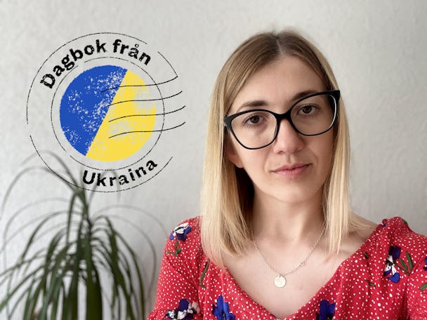 En blond kvinna i svarta glasögon och röd tröja framför en vit vägg. Till vänster i bild finns en logotyp med texten: "Dagbok från Ukraina."