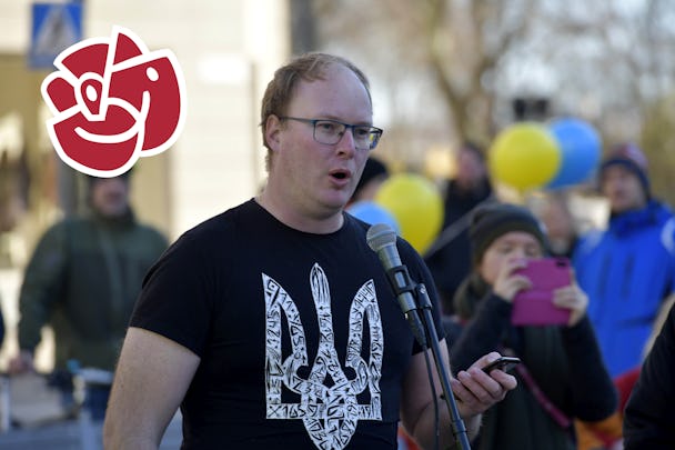 Anders Österberg iklädd t-tröja med ukrainsk symbol. Socialdemokraternas logotyp inlagd i bild.