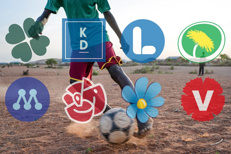 En afrikansk pojke vars ansikte inte syns i bild spelar fotboll på en grusplan. Riksdagspartiernas loggor är inlagda i bilden.