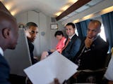 Barack Obama, till höger, och Patrick Gaspard ombord regeringsplanet Air Force One.