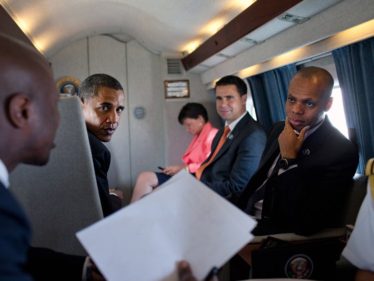 Barack Obama, till höger, och Patrick Gaspard ombord regeringsplanet Air Force One.