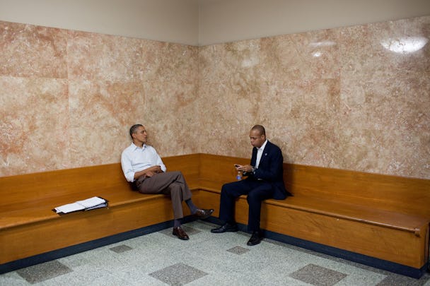 Barack Obama, till vänster, och Patrick Gaspard sitter på varsin träbänk.