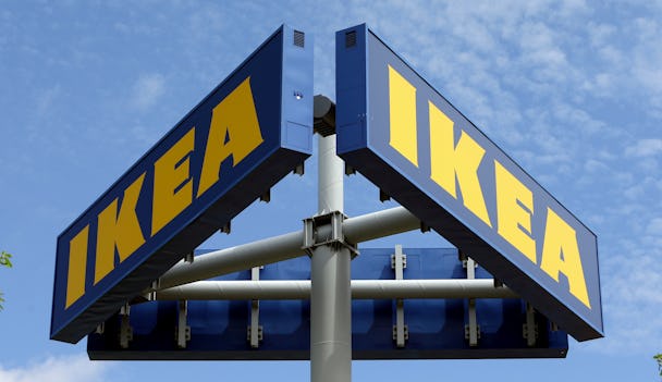 Ikea-skyltar mot en blå himmel.