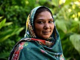 En pakistansk kvinna i grön slöja.
