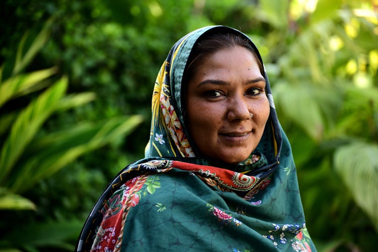 En pakistansk kvinna i grön slöja.