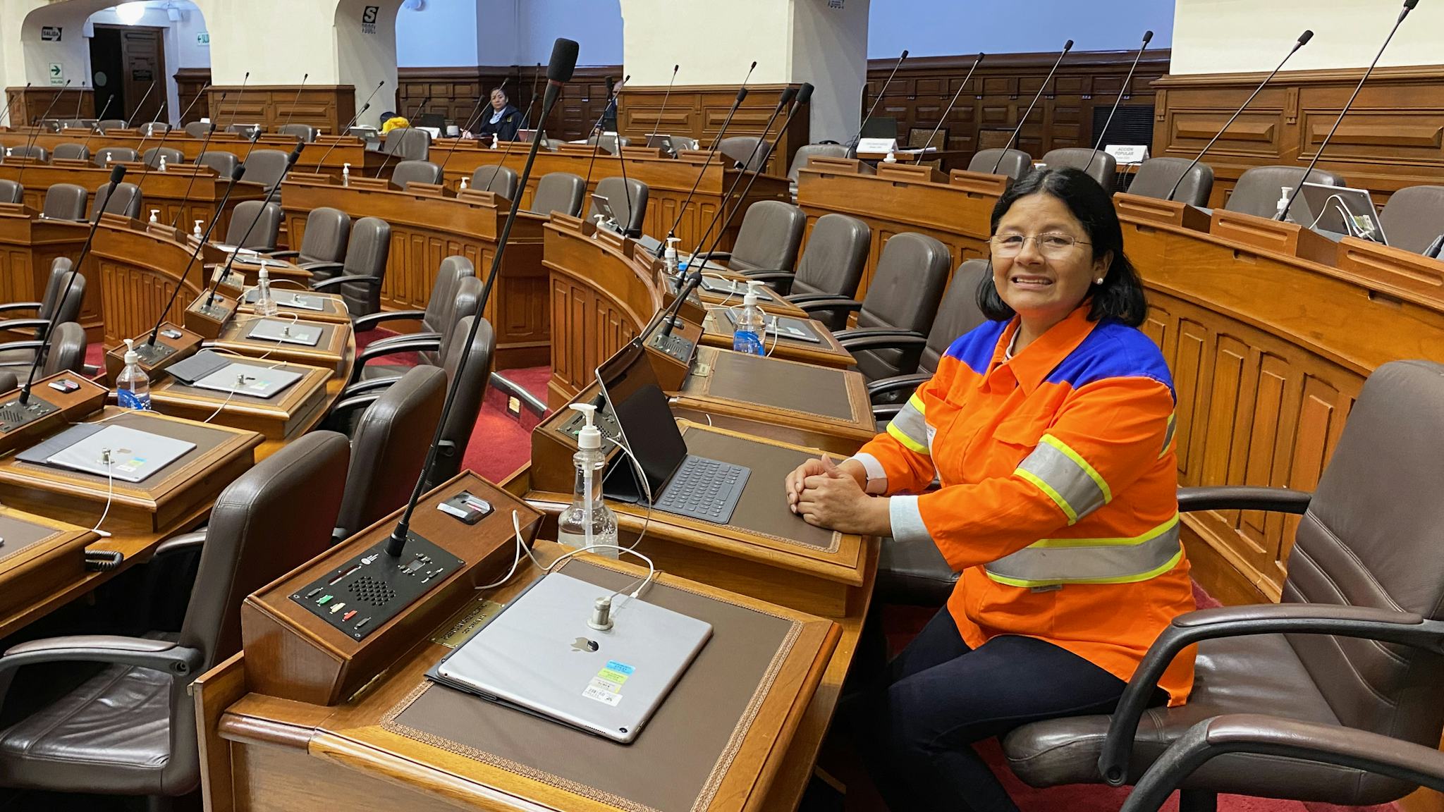 En kvinna i varselkläder sitter i Perus parlament.