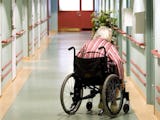 Äldre kvinna i rullstol