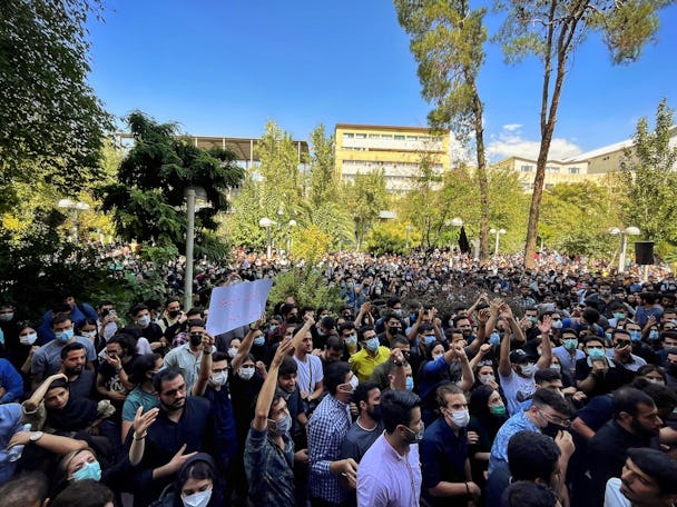 Iranska universitetsstudenter demonstrerar på skolområdet. 