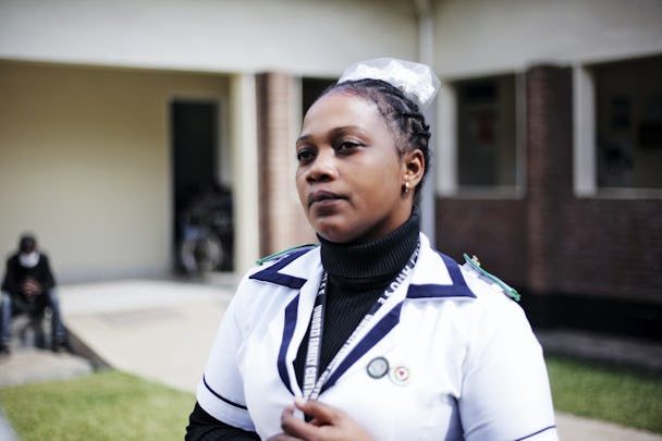 En undersköterska i Malawi i vit uniform
