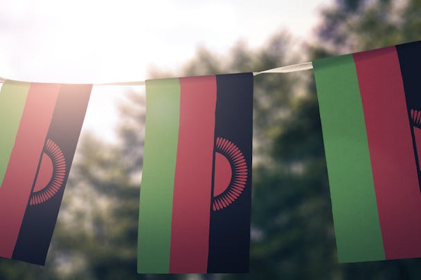 Flaggor i Malawis färger hänger på ett snöre.