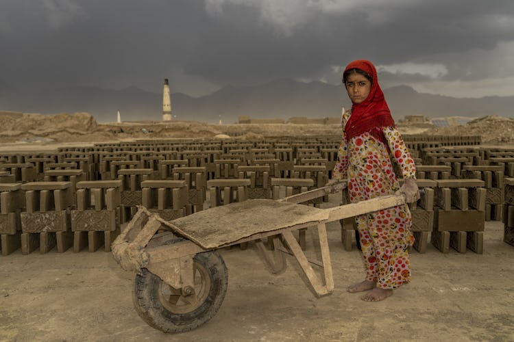 En 9-årig flicka i en teglefabrik i Afghanistan, där barnarbete ökar.