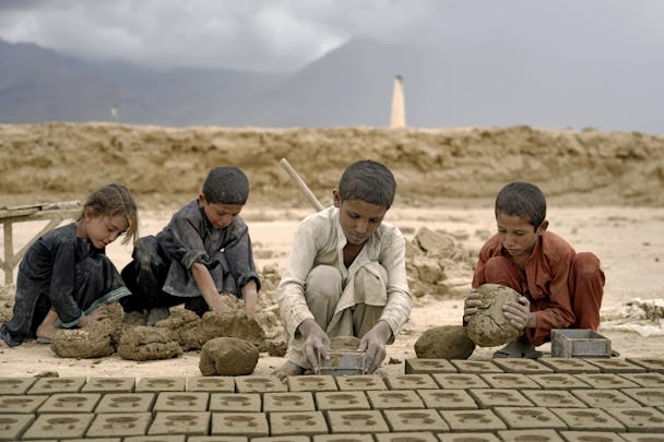 Unga barn arbetar i en tegelfabrik i Afghanistan.
