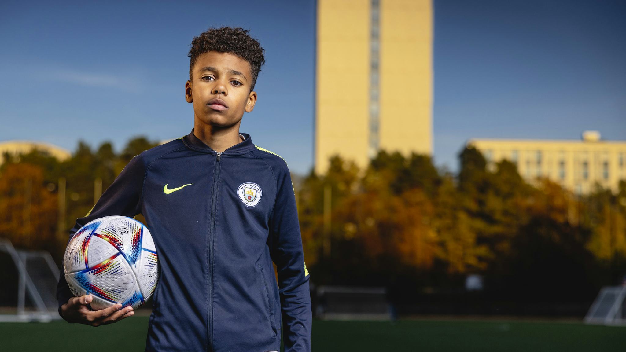 Bild på en pojke i Farsta som håller i en av VM-bollarna