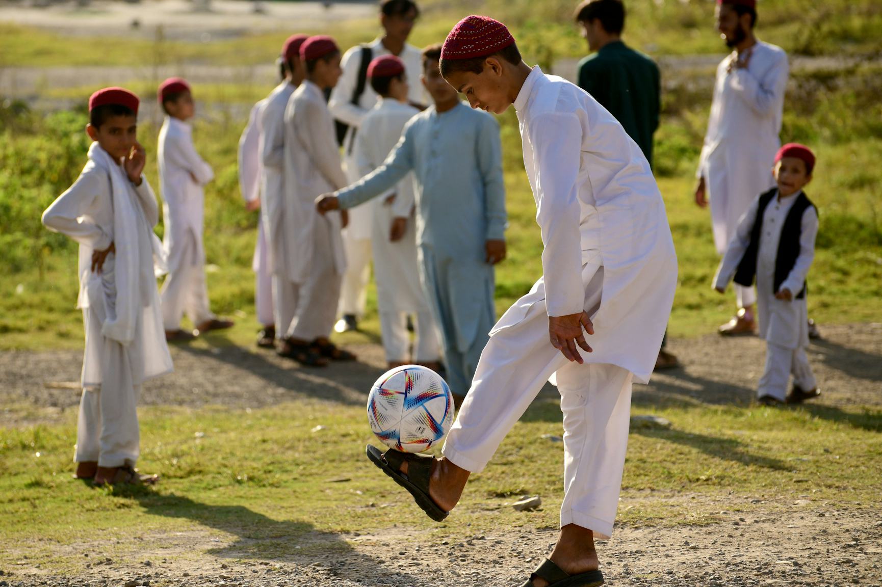 Bild på några barn i Pakistan som prövar VM-bollen