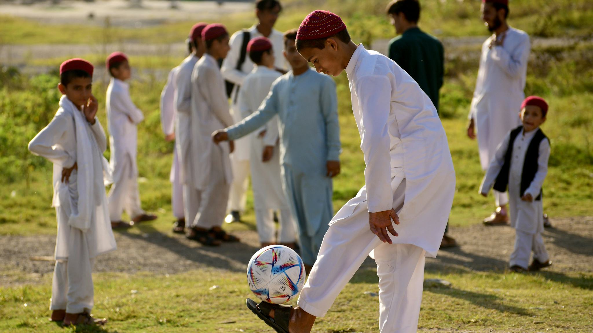Bild på några barn i Pakistan som prövar VM-bollen