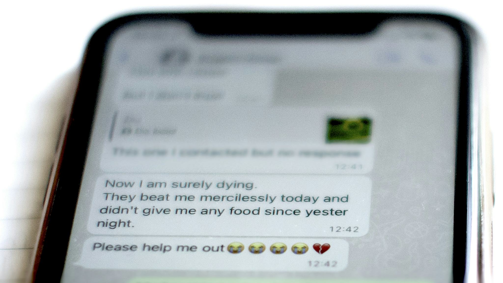 Ett sms på en mobilskärm från en afrikansk kvinna som utsatts för våld.