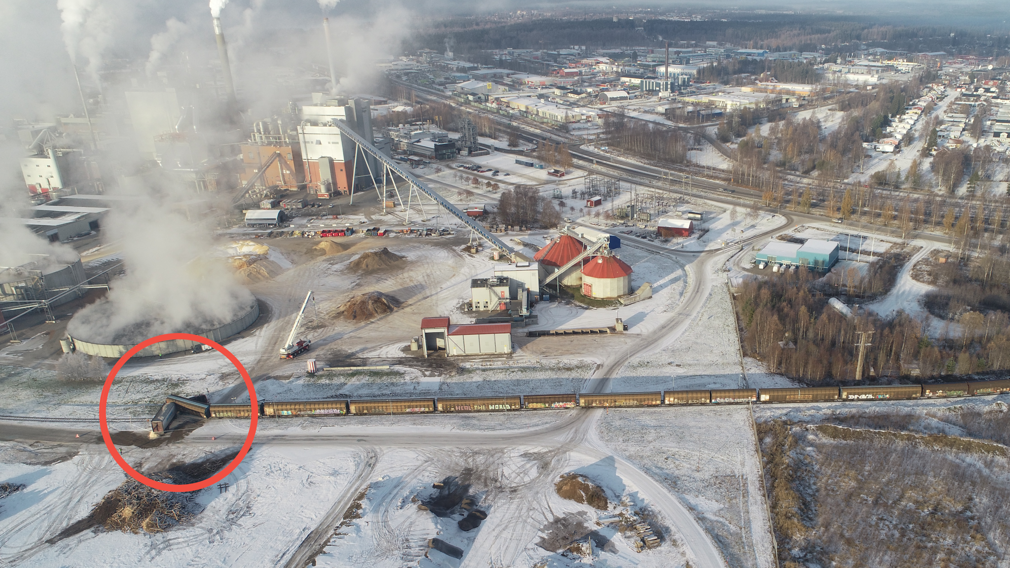 En drönarbild över Smurfit Kappas fabriksområda i Piteå.