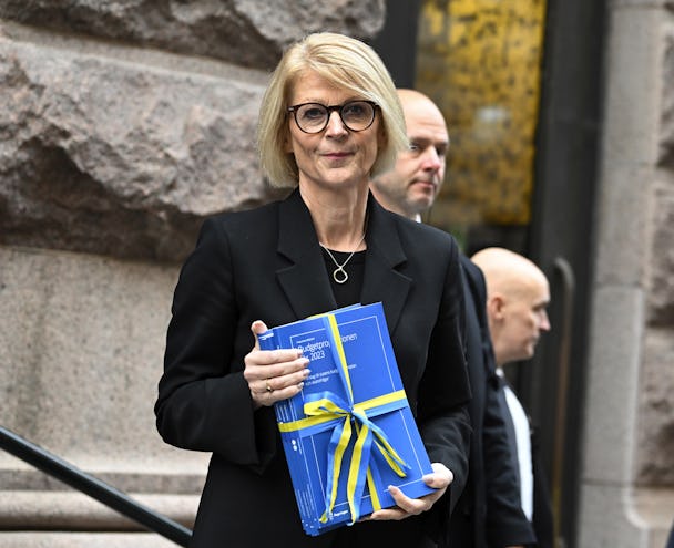 Finansminister Elisabeth Svantesson (M) går budgetpromenad med budgetpropositionen för 2023 till riksdagen.