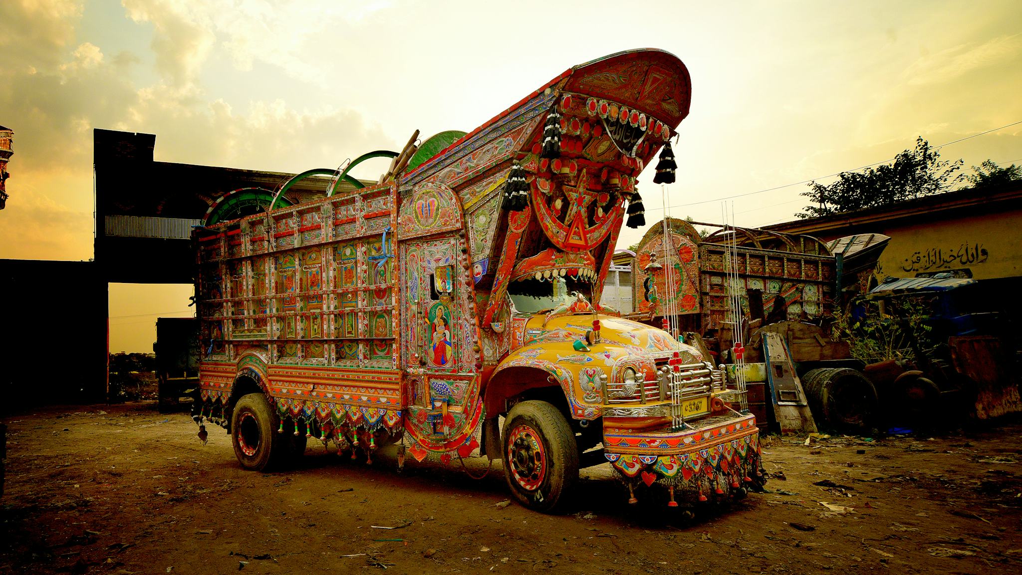 En dekorerad lastbil i pakistan full av målningar