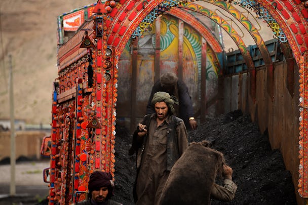Kol lastas på en vackert målad lastbil i Pakistan.