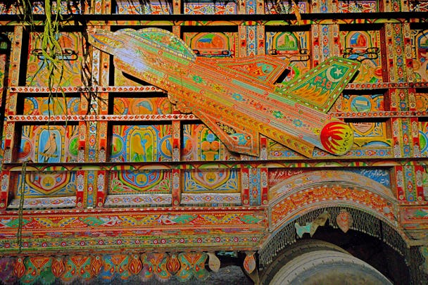 Stridsflygplanet F16 på sidan av en lastbil i Pakistan.