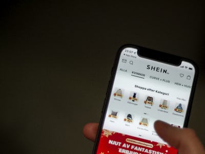 Mobil visar Sheins app, flera skandaler skakar modeföretaget.